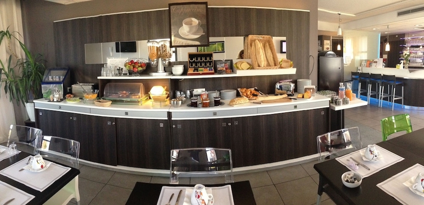 Imagen del bar/restaurante del Hotel The Originals City, Novella Premium, Nantes Est. Foto 3