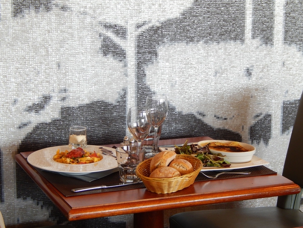 Imagen del bar/restaurante del Hotel The Originals City, Orléans Nord. Foto 5