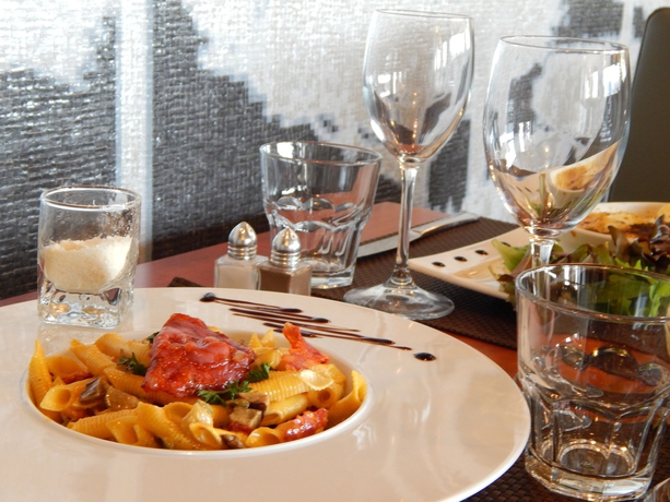 Imagen del bar/restaurante del Hotel The Originals City, Orléans Nord. Foto 6