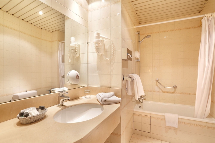 Imagen de la habitación del Hotel The Originals City Paix Republique. Foto 10