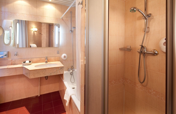 Imagen de la habitación del Hotel The Originals City Paix Republique. Foto 11