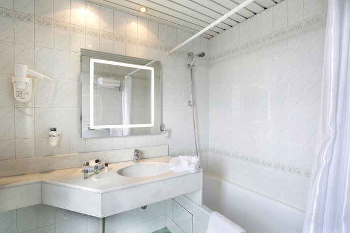 Imagen de la habitación del Hotel The Originals City Paix Republique. Foto 15