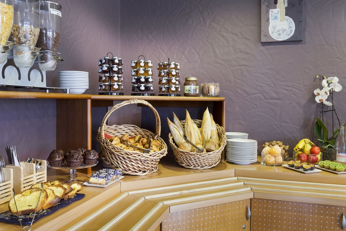 Imagen del bar/restaurante del Hotel The Originals City, Paray-le-monial. Foto 2