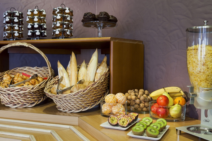 Imagen del bar/restaurante del Hotel The Originals City, Paray-le-monial. Foto 3