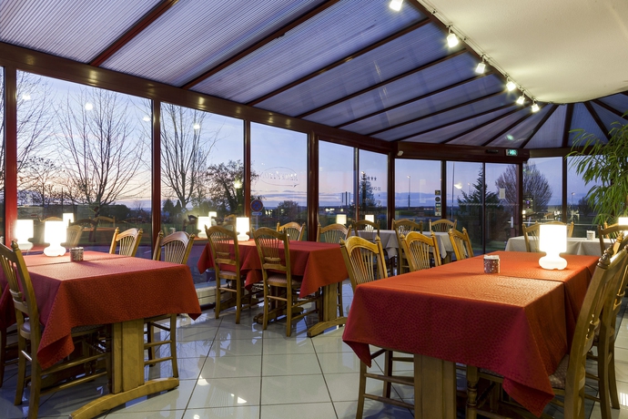 Imagen del bar/restaurante del Hotel The Originals City, Paray-le-monial. Foto 4