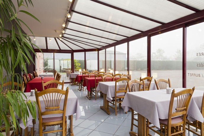 Imagen del bar/restaurante del Hotel The Originals City, Paray-le-monial. Foto 5