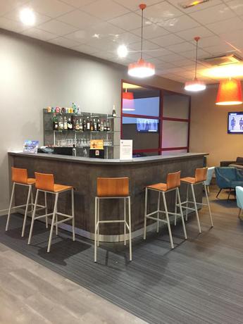 Imagen del bar/restaurante del Hotel The Originals City, Plume. Foto 2