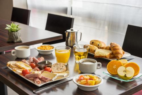 Imagen del bar/restaurante del Hotel The Originals City, Pont Rouge, Carcassonne. Foto 2