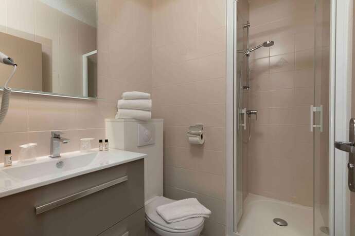 Imagen general del Hotel The Originals City, Relax'otel, Le Barcarès. Foto 14