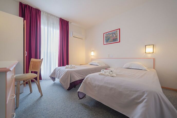 Imagen de la habitación del Hotel The Originals City, Relax'otel, Le Barcarès. Foto 17