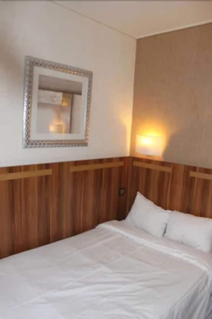 Imagen de la habitación del Hotel The Originals Du Grand Monarque. Foto 3