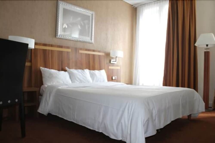 Imagen de la habitación del Hotel The Originals Du Grand Monarque. Foto 7