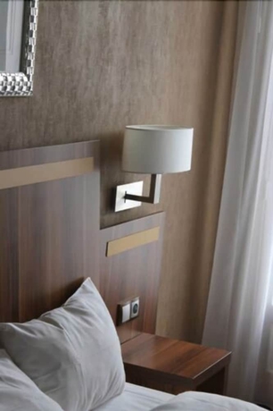 Imagen de la habitación del Hotel The Originals Du Grand Monarque. Foto 11