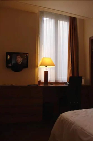 Imagen de la habitación del Hotel The Originals Du Grand Monarque. Foto 12