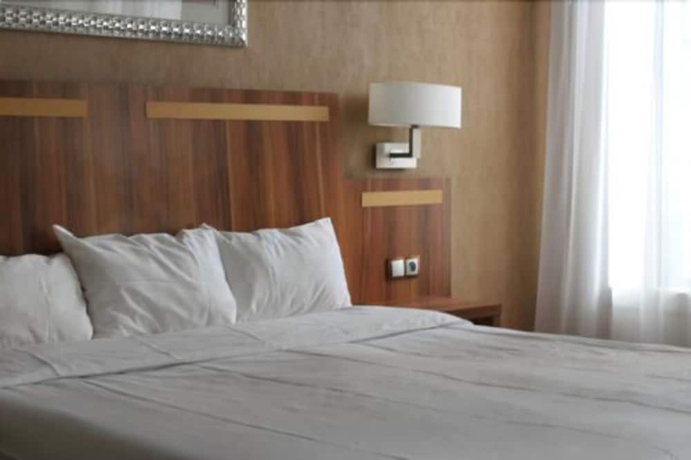Imagen de la habitación del Hotel The Originals Du Grand Monarque. Foto 13