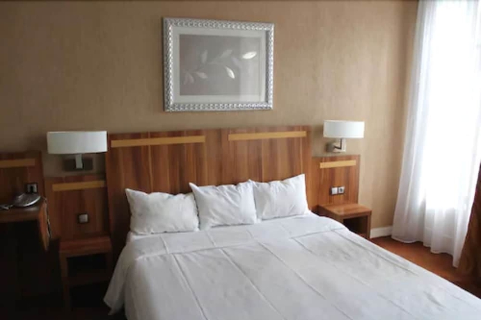 Imagen de la habitación del Hotel The Originals Du Grand Monarque. Foto 14