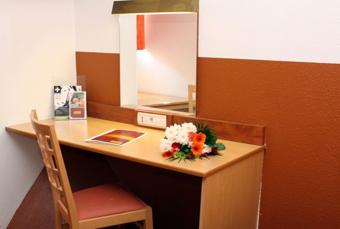 Imagen de la habitación del Hotel The Originals Marseille Aéroport. Foto 6