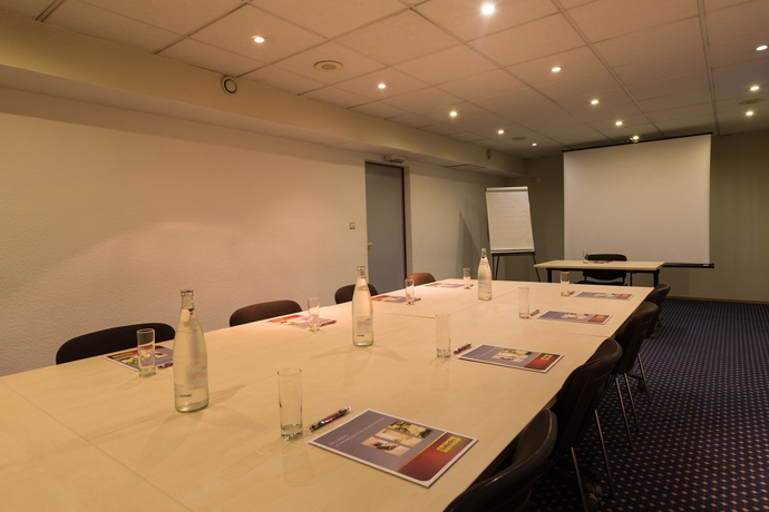 Imagen de los interiores del Hotel The Originals Marseille Aéroport. Foto 15