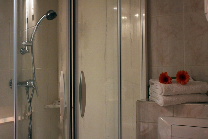 Imagen de la habitación del Hotel The Originals Marseille Aéroport. Foto 8