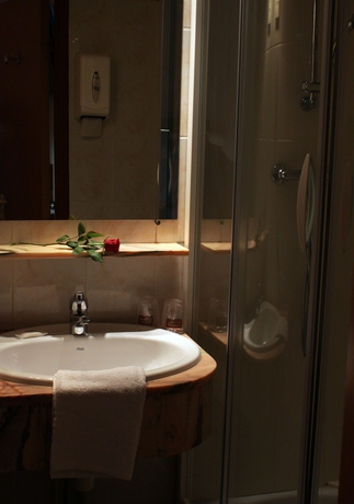 Imagen de la habitación del Hotel The Originals Marseille Aéroport. Foto 9