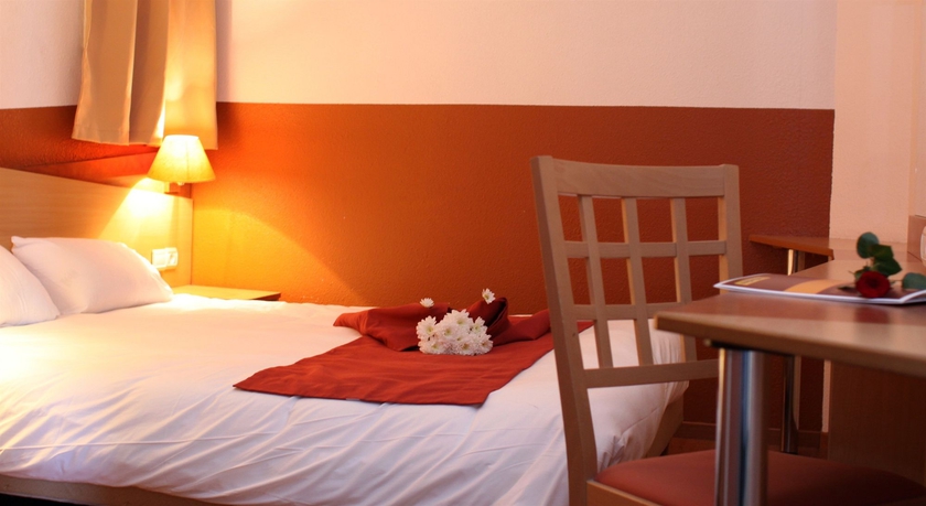 Imagen de la habitación del Hotel The Originals Marseille Aéroport. Foto 10