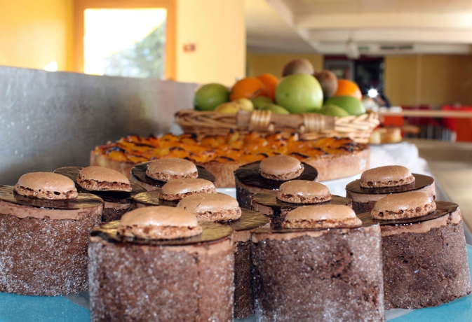 Imagen del bar/restaurante del Hotel The Originals Marseille Aéroport. Foto 3