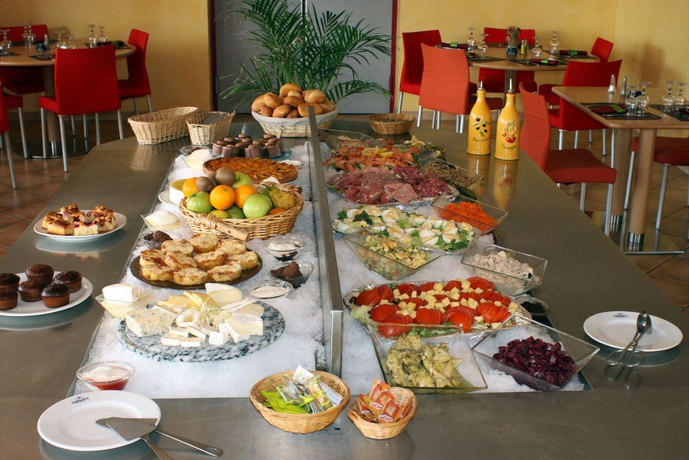 Imagen del bar/restaurante del Hotel The Originals Marseille Aéroport. Foto 4