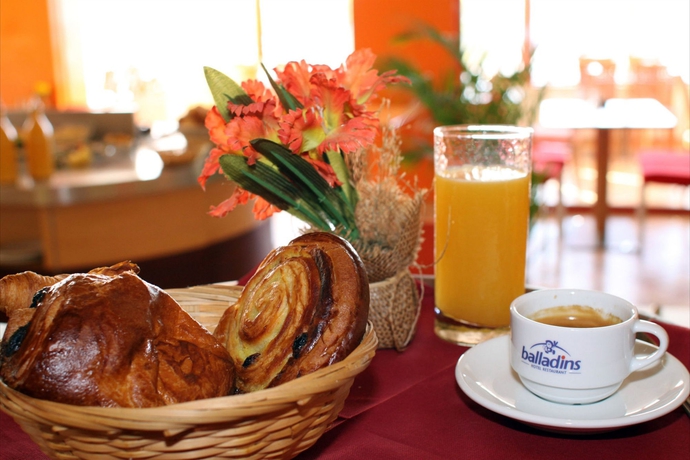 Imagen del bar/restaurante del Hotel The Originals Marseille Aéroport. Foto 5