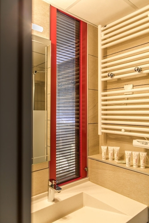 Imagen de la habitación del Hotel The Originals Relais, Grand De Courtoisville. Foto 7