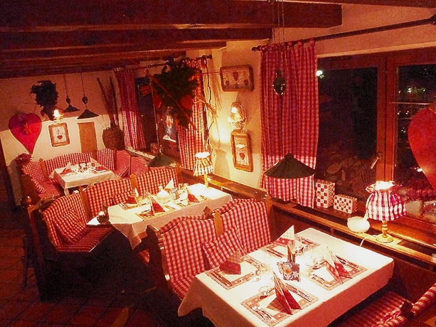 Imagen del bar/restaurante del Hotel The Originals Relais, Le Verger Des Ch&acirc;teaux. Foto 2