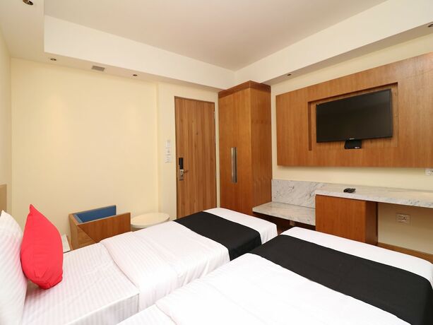 Imagen de la habitación del Hotel The Orion Plaza. Foto 14