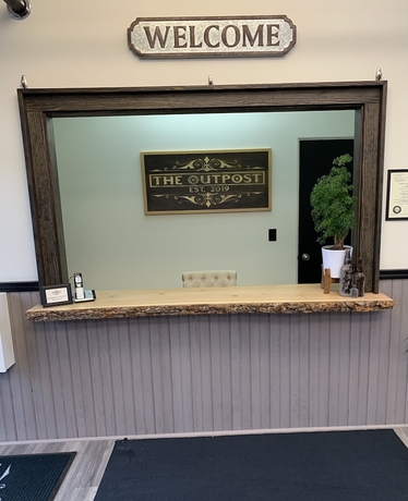 Imagen de los interiores del Hotel The Outpost. Foto 16