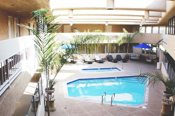 Imagen de la piscina del Hotel The Pacific Inn. Foto 12