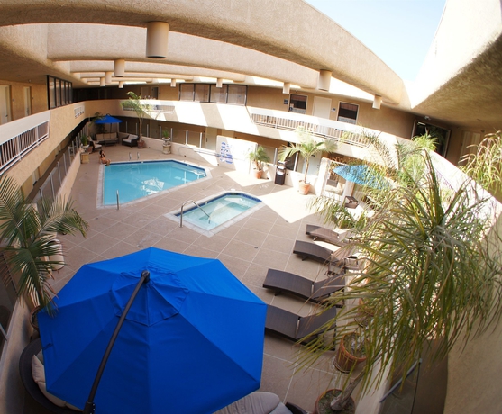 Imagen de la piscina del Hotel The Pacific Inn. Foto 13