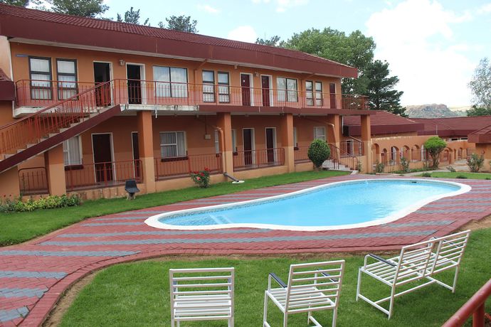 Imagen de la piscina del Hotel The Palace, Thabana Tsuana. Foto 19