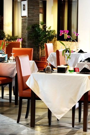 Imagen del bar/restaurante del Hotel The Palais Dago. Foto 1