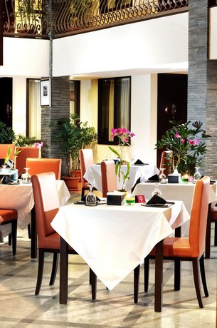 Imagen del bar/restaurante del Hotel The Palais Dago. Foto 3