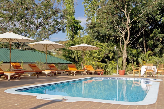 Imagen de la piscina del Hotel The Palm Seychelles. Foto 14