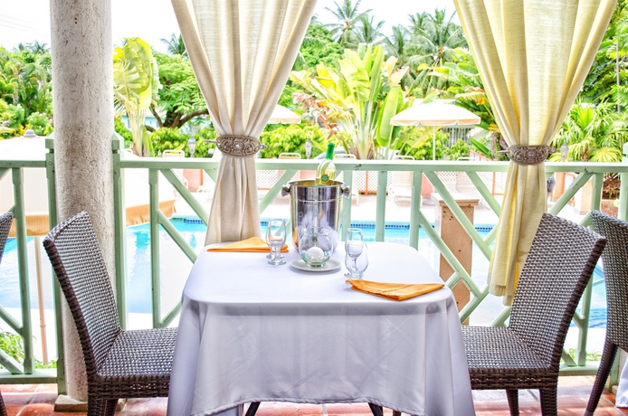 Imagen del bar/restaurante del Hotel The Palms Resort. Foto 3