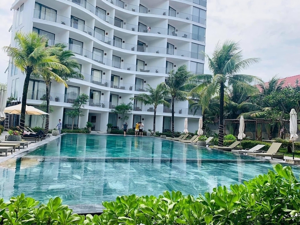 Imagen de la piscina del Hotel The Palmy Luxury Beach Phu Quoc. Foto 19