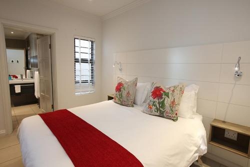 Imagen de la habitación del Hotel The Paralian. Foto 7