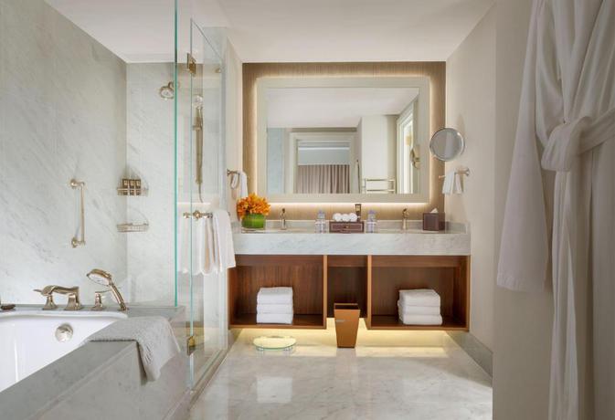 Imagen de la habitación del Hotel The Parisian Macao. Foto 7