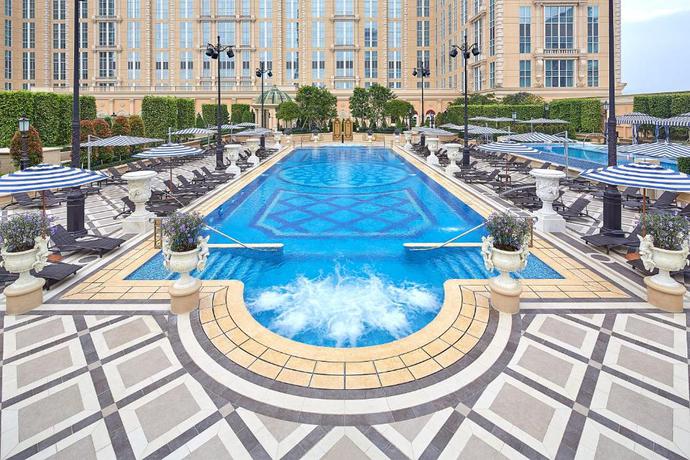 Imagen de la piscina del Hotel The Parisian Macao. Foto 29