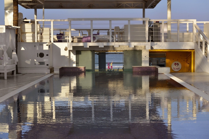 Imagen de la piscina del Hotel The Park Calangute Goa. Foto 14