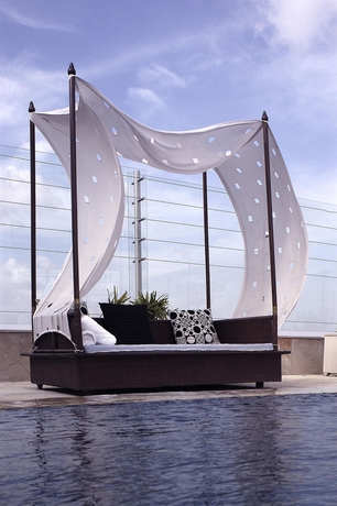 Imagen de la piscina del Hotel The Park Chennai. Foto 11