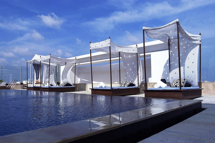 Imagen de la piscina del Hotel The Park Chennai. Foto 12