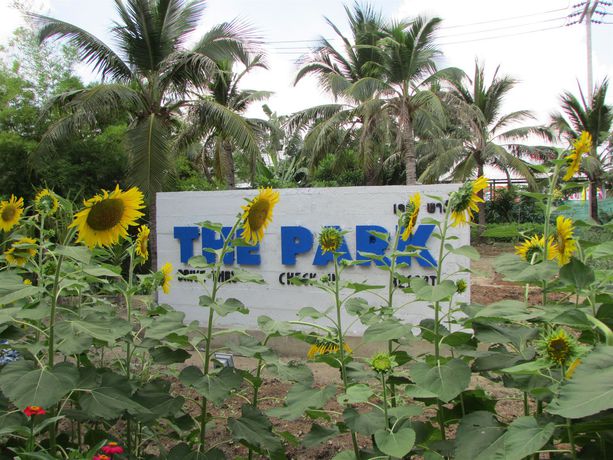 Imagen de los exteriores del Hotel The Park Drive-thru Check-in Resort. Foto 13