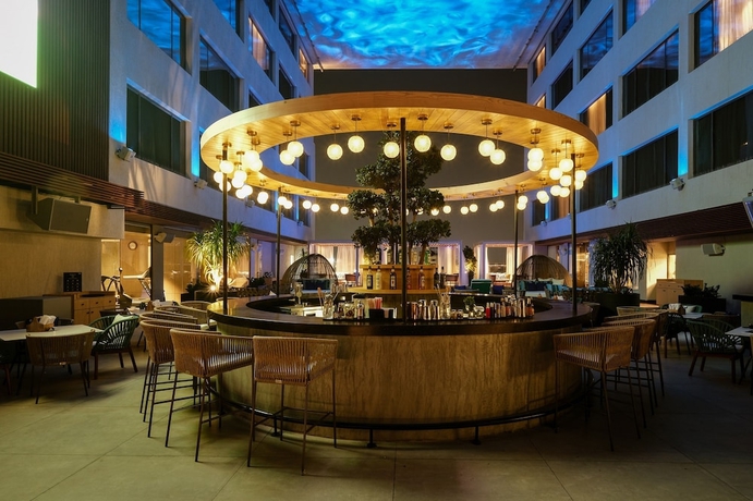 Imagen de la piscina del Hotel The Park Indore. Foto 15