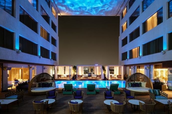 Imagen de la piscina del Hotel The Park Indore. Foto 16