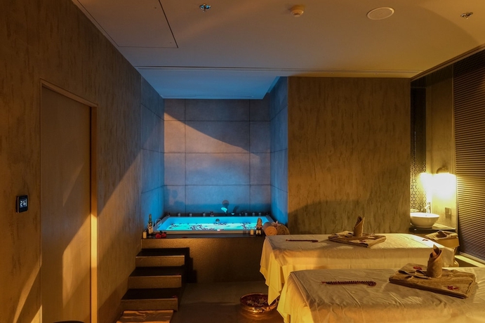 Imagen de la piscina del Hotel The Park Indore. Foto 19